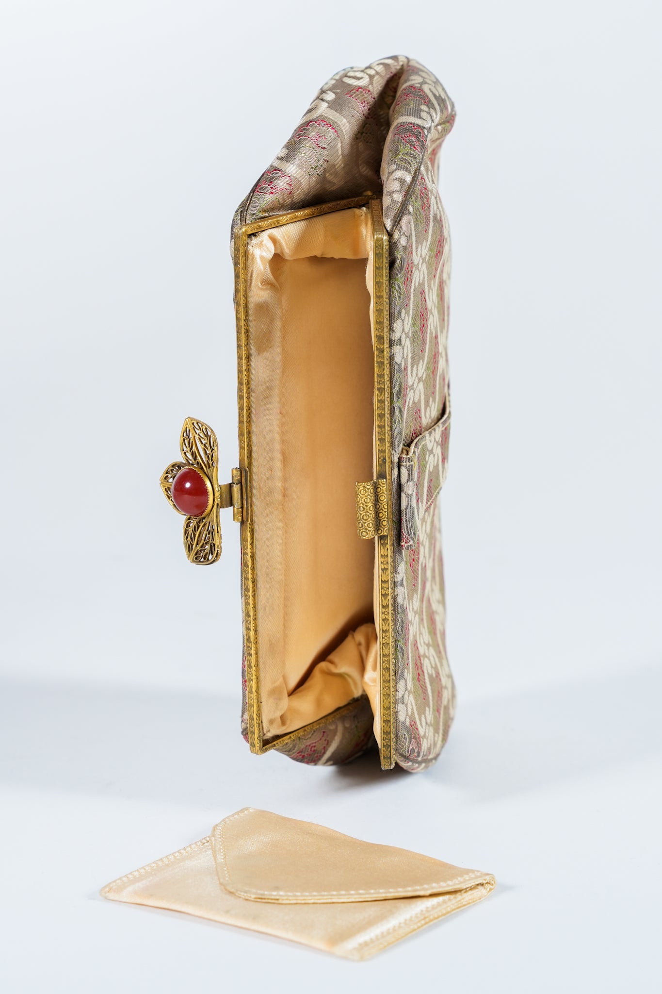 Vintage Floral Clasping Clutch